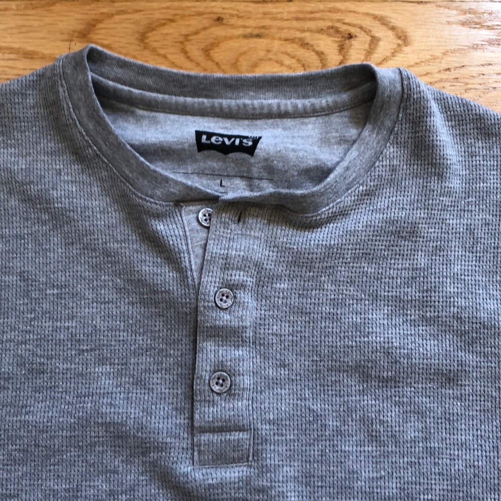 Men’s Levi’s gray henley